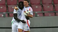 Duet striker Timnas Italia Moise Kean dan Mateo Retegui. (Attila KISBENEDEK / AFP)