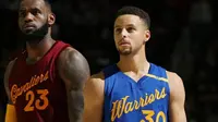 Forward Cleveland Cavaliers LeBron James (kiri) dan guard Golden State Warriors Stephen Curry sementara memimpin hasil voting pemain pilihan fans tahap kedua untuk NBA All-Star 2017. (NBA)