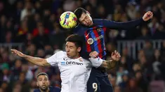 Penyerang Barcelona Robert Lewandowski menyundul bola melewati bek Sevilla Gonzalo Montiel pada jornada ke-20 La Liga 2022/2023 di Camp Nou, Senin (6/2/2023) dini hari.  Barcelona membungkam Sevilla dengan tiga gol tanpa balas (3-0). (AP Photo/Joan Monfort)