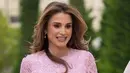 Setelah menikahkan sang putra, Ratu Rania nampak terlihat hadir di sebuah acara wisuda [@hm.queenrania]