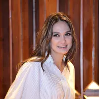 Pada tahun 2018 yang sebentar lagi akan tiba, pemeran dan presenter asal Bali itu tak memiliki resolusi. Baginya yang terpenting adalah dijalani saja. Begitu juga dengan menikah. (Adrian Putra/Bintang.com)