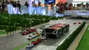 Model Bus yang mengangkangi jalan melawati mobil di sebuah pameran di Beijing, Cina, (19/5). Menurut perancangnya, Song Youzhiu, per tahun bus ini akan menghemat 800 ton bahan bakar dan mencegah hampir 2.500 ton emisi gas buang. REUTERS/Hu Qingming)