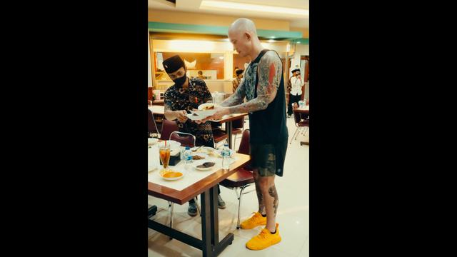Matt Heafy Vokalis Trivium Belajar Hidangkan Makanan Ala Restoran Padang Sebelum Tampil di Hammersonic 2023. (instagram.com/hammersonicfest)