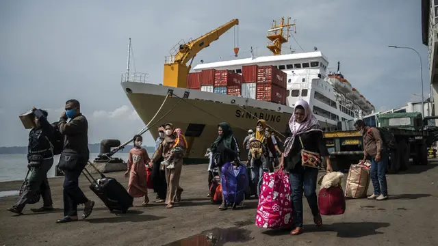 FOTO: Mendekati Idul Fitri, Pemudik Mulai Berdatangan di Pelabuhan Surabaya