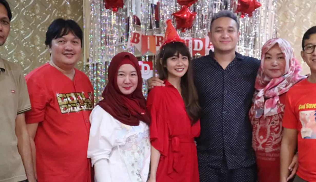 Di foto-fotonyaitu terlihat keluarga besar mereka yang turut hadir memberikan kejutan untuk Gilang. Di caption yang dituliskan Adies juga tampak para sepupunya telah membantu mengadakan kejutan ini. (Instagram/adieztyfersa)