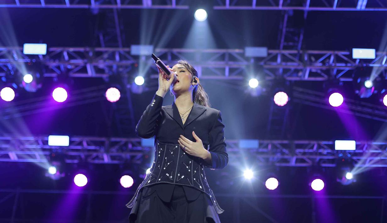 Tampak dalam foto, penyanyi, Raisa, saat tampil pada hari kedua gelaran KapanLagi Buka Bareng (KLBB) Festival 2026 di Stadion Madya, Kompleks Gelora Bung Karno, Senayan, Jakarta, Minggu 1 Maret 2026. (Bola.com/Bagaskara Lazuardi)