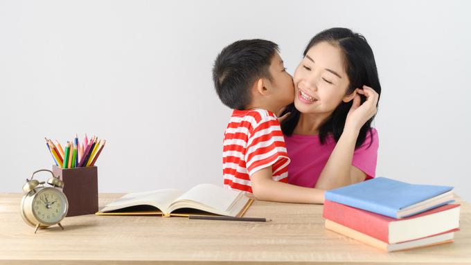 10 Santun Adab yang Wajib Diajarkan pada Anak