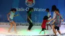Arena "Berjalan di Atas Air" yang menjadi salah satu arena bermain yang disukai anak-anak. (Bola.com/Arief Bagus)