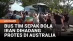 Sejumlah demonstran menghadang bus yang diduga membawa tim sepak bola wanita Iran di Gold Coast, Australia.
