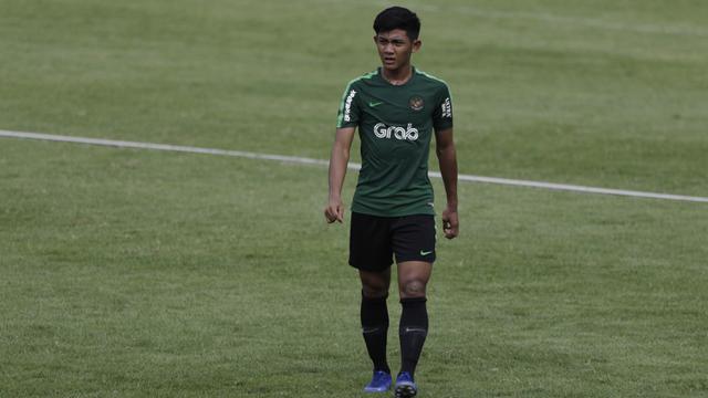 Pemain Timnas Indonesia U-22, Firza Andika, mengamati rekannya. (Bola.com/Yoppy Renato)