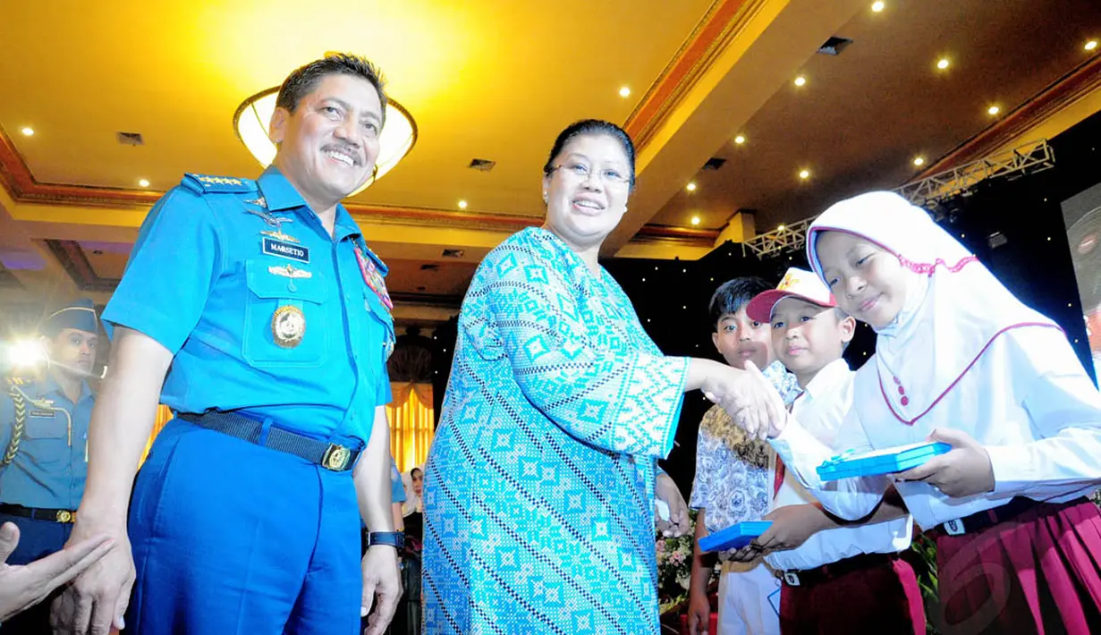 Kepala Staff Angkatan Laut (Kasal) Laksamana TNI (kanan) memberikan penghargaan di Balai Samudera, Jakarta, Jumat (13/06/14). (Liputan6.com/Faizal Fanani)
