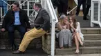 Dua penggemar balap kuda atau racegoers saat menghadiri pembukaan Festival Grand National di arena Aintree, Liverpool, Inggris (7/4). Kehadiran racegoers memberikan nuansa tersendiri di kompetisi pacuan kuda terbesar tersebut. (AFP Photo / Oli Scarff)