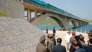 Foto yang dirilis 25 Mei 2018 memperlihatkan pemimpin Korea Utara, Kim Jong-un meninjau jalur kereta api Koam-Tapchon yang baru selesai di Gangwon-do. Sebeleumnya, Donald Trump secara sepihak membatalkan rencana pertemuannya dengan Jong-un. (KCNA/via AP)