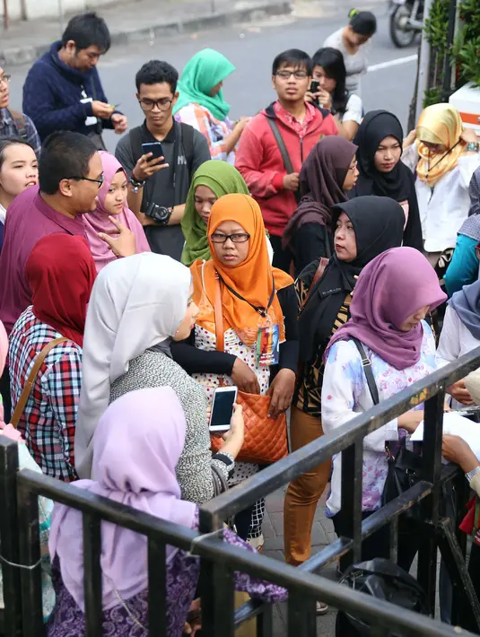 Siang itu beberapa remaja putra dan putri datang, acara pemutaran perdana itu baru digelar malam harinya. (Andy Masela/Bintang.com)