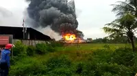 Penampakan pabrik busa di Arjawinangun Kabupaten Cirebon hingga Selasa 28 Februari 2023 api masih membakar. (Istimewa)