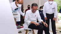 Presiden Joko Widodo atau Jokowi dan Ibu Negara Iriana mengunjungi kawasan usaha mikro, kecil, dan menengah (UMKM) Bazaar Mandalika di Kabupaten Lombok Tengah Nusa Tenggara Barat (NTB), Kamis (13/1/2022)