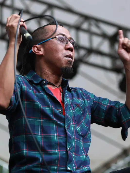 "Senang bisa berada di sini," kata Yuki, sang vokalis Pas Band di atas panggung, Sabuga, Bandung, Jawa Barat, Rabu (19/8/2015). (Deki Prayoga/Bintang.com)