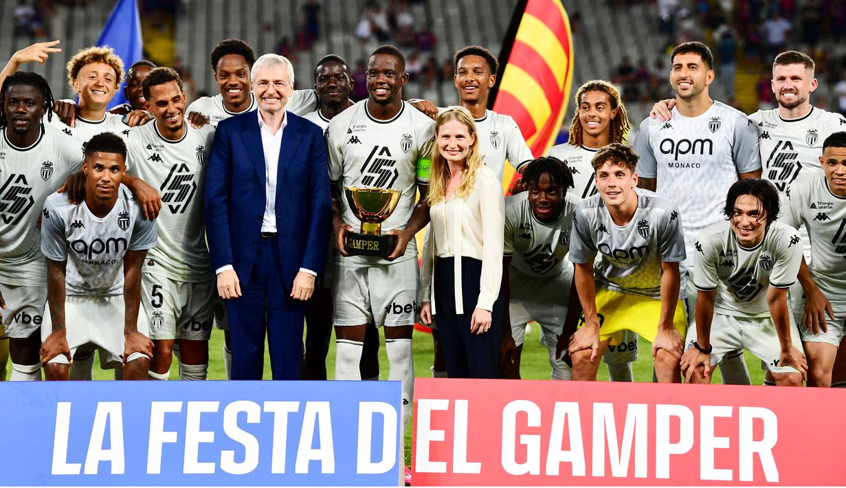 Pemain AS Monaco melakukan selebrasi setelah menjuarai laga pramusim bertajuk Joan Gamper Trophy di Estadi Olimpic Lluis Companys, Selasa (13/8/2024) dini hari WIB. (AFP/Manaure Quintero)