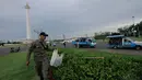 Razia yang dilakukan aparat gabungan Satpol PP, kepolisian, dan Garnisun TNI tersebut akan terus dilakukan hingga Monas bebas dari PKL, Jakarta, Kamis (4/12/2014). (Liputan6.com/Faizal Fanani)