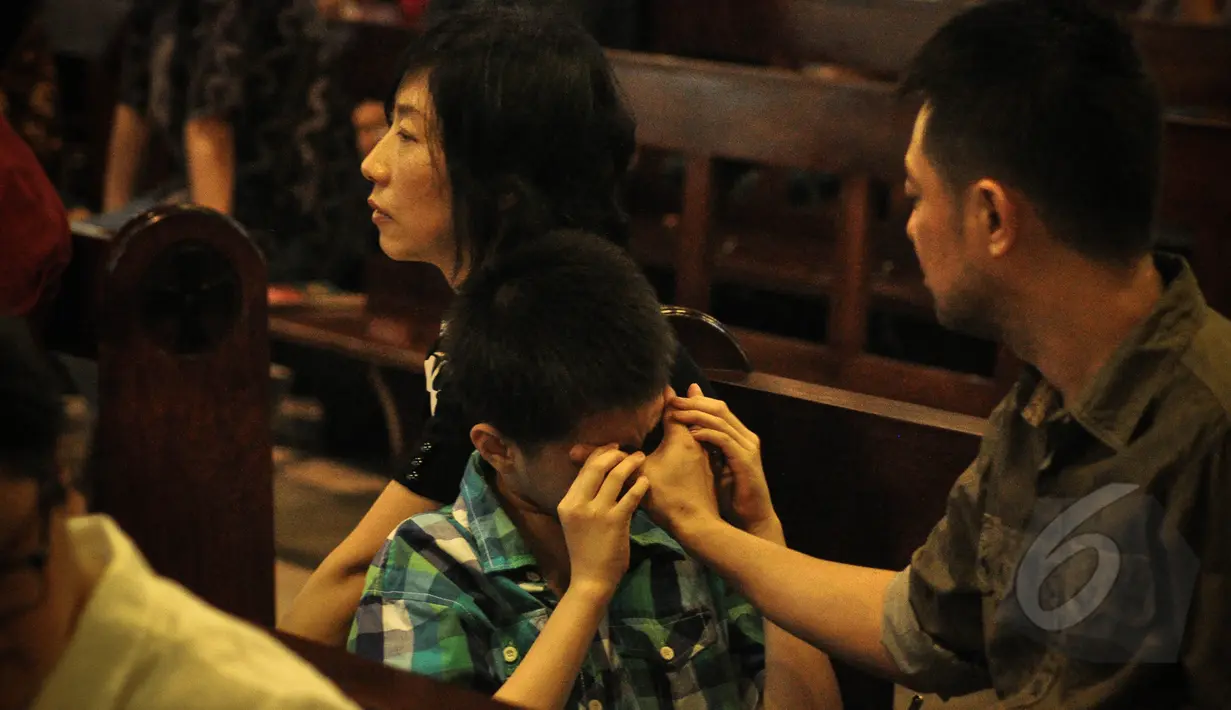 Anak berkebutuhan khusus atau penyandang difabel melakukan misa Paskah didampingi  keluarga di Gereja Santo Ignatius, Jakarta, Minggu (5/4). Misa hari ini diperuntukan bagi anak difabel agar menjalani ibadah dengan kushuk. (Liputan6.com/Faizal Fanani)
