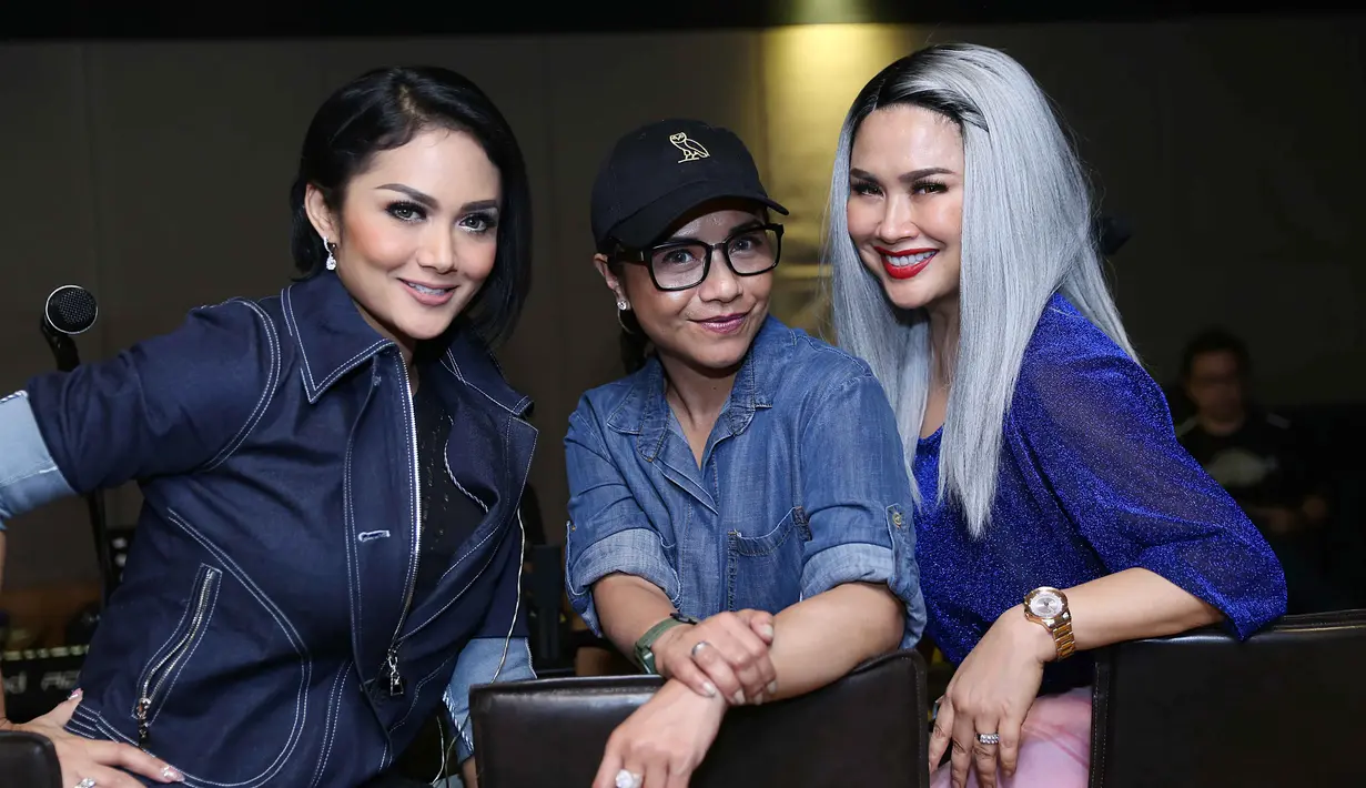 Dalam latihan yang berlangsung di Abbe Studio, kawasan Gandaria, Krisdayanti, Titi DJ dan Ruth Sahanaya memfokuskan tampil dalam segmen khusus yang diberinama KDRT. Dan juga mengingat-ingat bagian masing-masing. (Nurwahyunan/Bintang.com)