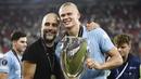 Pelatih Manchester City,  Pep Guardiola, bersama Erling Haaland saat perayaan juara UEFA Super Cup 2023 di Stadion Georgios Karaiskakis, Kamis (17/8/2023). Laga Piala Super Eropa kali ini berakhir imbang 1-1 dalam 90 menit, Man City menang 5-4 di babak adu penalti. (AFP/Spyros Bakalis)