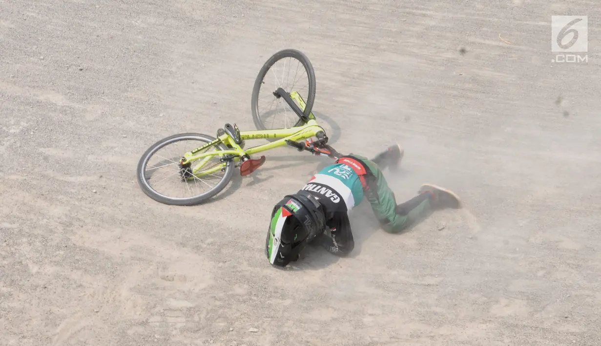 Salah seorang pembalap terjatuh saat bersaing dalam kejuaraan sepeda BMX Bearco Fest 2019 di Jakarta International BMX Track, Pulomas, Jakarta, Minggu (25/8/2019). Bearco Fest 2019 diikuti oleh pembalap sepeda profesional nasional yang terbagi dalam beberapa kategori. (merdeka.com/Iqbal Nugroho)