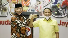 Menteri Pemuda dan Olahraga (Menpora) Zainudin Amali bersama Ketua Umum PSSI Mochamad Iriawan memberikan keterangan pers kepada wartawan terkait persiapan penyelenggaraan Piala Dunia U-20 2021 di Media Center Kemenpora, Jakarta, Jumat (3/7).