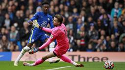Pada menit ke-18, Chelsea sukses menggandakan keunggulan. Kali ini giliran Callum Hudson-Odoi yang mencatatkan namanya di papan skor setelah menerima umpan dari Mateo Kovacic. (AP Photo/Ian Walton)