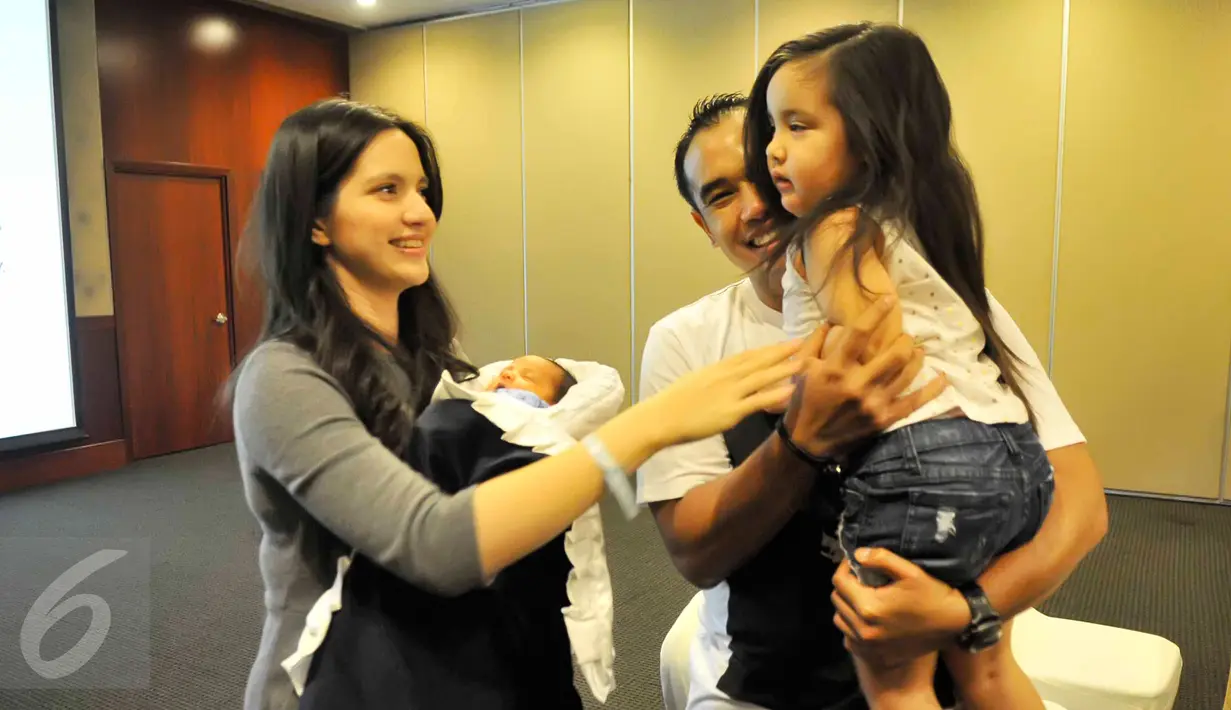 Ardi Bakrie dan keluarga saat menggelar konferensi pers terkait kelahiran anak kedua mereka, Jakarta, Rabu (25/11/2015). Arti nama Mainaka adalah gunung dengan hati yang baik. (Liputan6.com/Faisal R Syam)