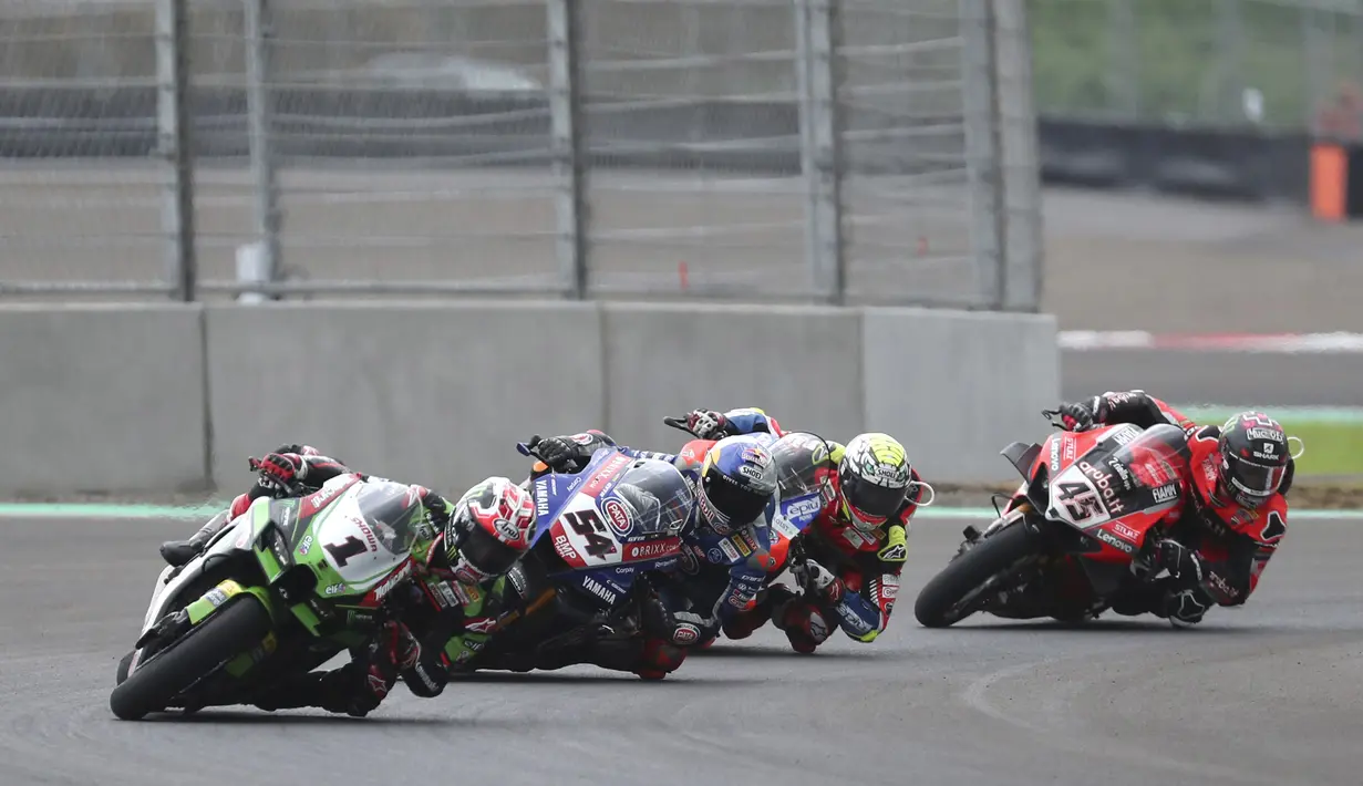 Pembalap Kawasaki Racing Team Jonathan Rea (1) dibuntuti pembalap Pata Yamaha Toprak Razgatlioglu (54) pada Race 1 WSBK Mandalika 2021 di Pertamina Mandalika International Street Circuit, Lombok, Nusa Tenggara Barat, Minggu (21/11/2021). (AP Photo/Achmad Ibrahim)