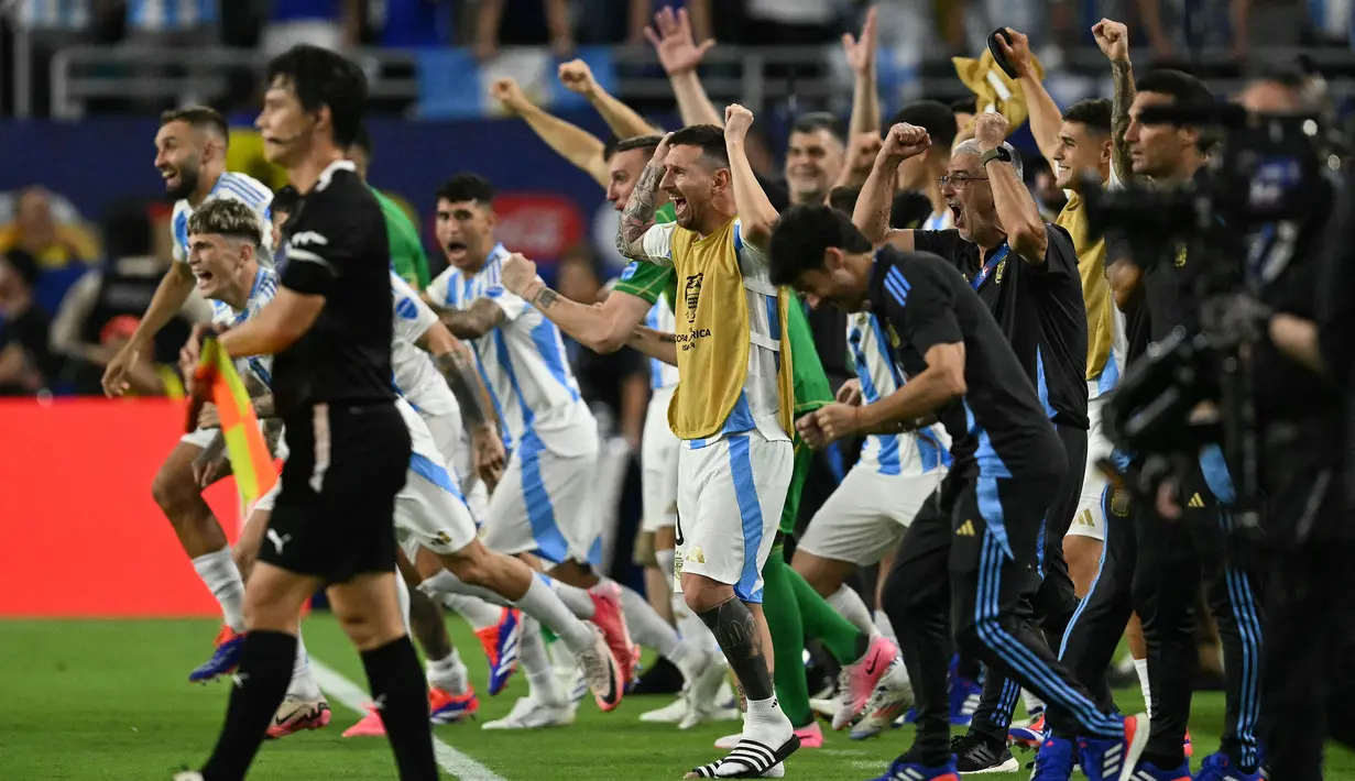 Pemain Argentina, Lionel Messi merayakan kemenangan timnya atas Kolombia pada laga final Copa America 2024 di Hard Rock Stadium, Miami, Florida, Senin (15/07/2024) WIB. (AFP/Chandan Khanna)