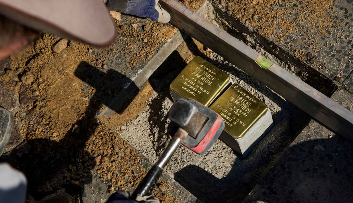 Saat ini, sekitar 45.000 Stolpersteine sudah terpasang di Jerman dan 16 negara Eropa lainnya. Sekitar 5.500 diantaranya terpasang di Berlin. (REUTERS/Thomas Peter)