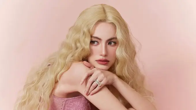 Lakukan pemotretan bersama Victoria Secret,  Davika Hoorne tampil dengan rambut pirang berbeda dari biasanya. [@davikah]