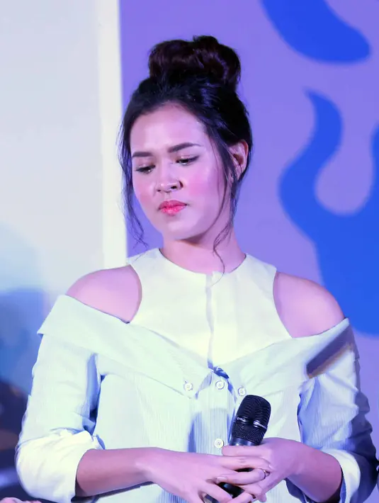 Ada kalanya, Raisa memanfaatkan lokasi kerja untuk menghilangkan kepenatan dari hiruk-pikuk kegiatannya. (Nurwahyunan/Bintang.com)