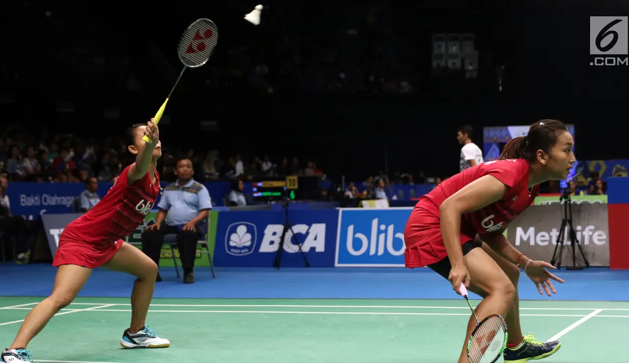 Ganda Putri Indonesia, Della Destiara Haris/Rosyta Eka Putri Sari mengembalikan kok ke arah Luo Ying/Luo Yu di Babak Kedua Indonesia Open di Jakarta, kamis (15/6). Della/Rosyta unggul 20-22. 21-14, 21-14. (Liputan6.com/Helmi Fithriansyah)