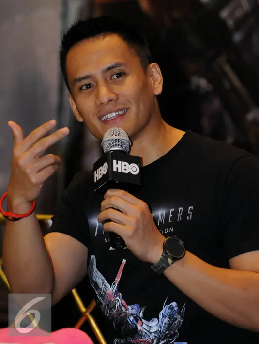 Presenter Choky Sitohang saat ditemui di UOB Plaza, Jakarta, Kamis (2/7/2015). Choky didapuk menjadi pengisi suara dalam film 'Transformer: Age of Extinction' sebagai Cade Yeager. (Liputan6.com/Faisal R Syam)