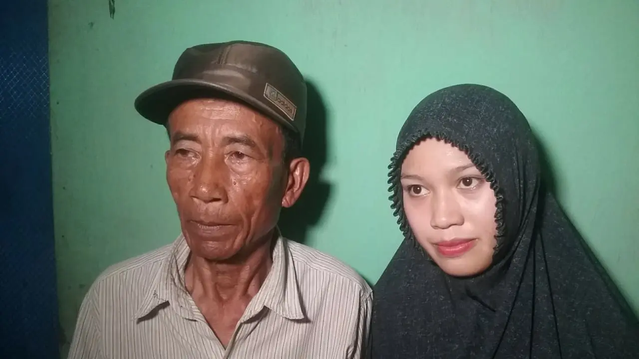 Kakek Badu dan Ika Nurjanah saat ditemui di kebunnya.(Liputan6.com/Ahmad Akbar Fua)