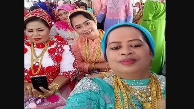 6 Momen Kocak Emak-Emak di Pernikahan Ini Bikin Elus Dada