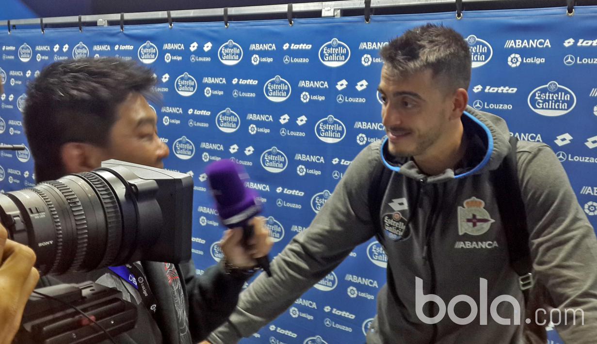 Pertemuan hangat dengan pemain RC Deportivo La Coruna, José Luis Mato Sanmartín (Joselu) usai melawan Barcelona di Stadion Riazor. (Bola.com/Okky Herman Dilaga)