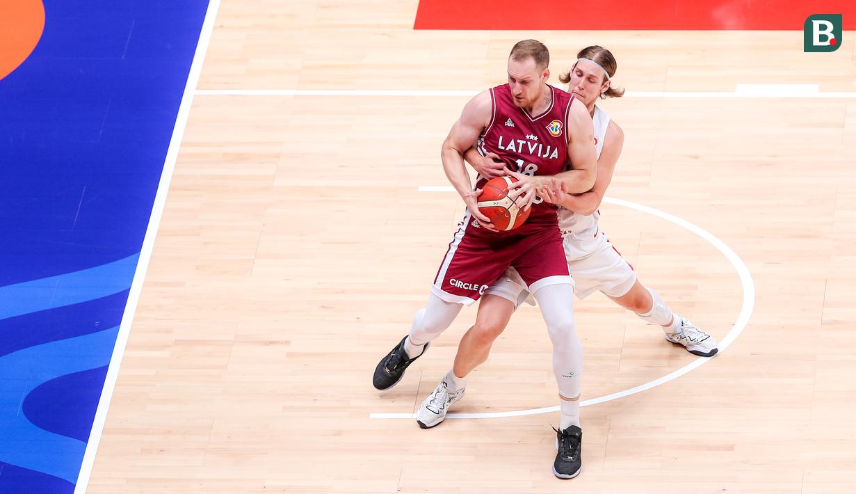 Pebasket Latvia, Klavs Cavars (kiri) berebut bola dengan pebasket Kanada, Kelly Olynyk pada laga lanjutan Grup H Piala Dunia FIBA 2023 di Indonesia Senayan, Jakarta, Selasa (29/08/2023). (Bola.com/Bagaskara Lazuardi)