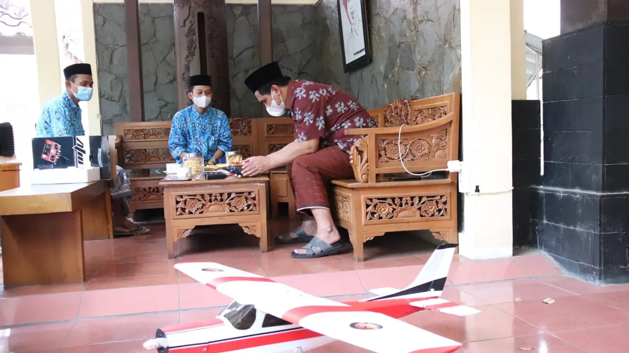 Wakil Gubernur Jateng Taj Yasin Maimoen saat berdiskusi terkait pesawat produksi pesawat Cesna produk Pondok Pesantren di Kendal. (Foto: Liputan6.com/Humas Provinsi Jateng)