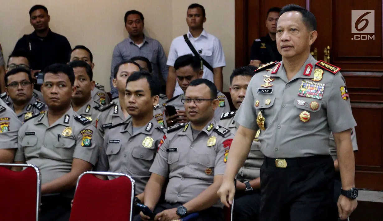 Kapolri Jenderal Tito Karnavian bersiap memberi sambutan saat memberi penghargaan kepada pengungkap 1,6 ton sabu di Mabes Polri, Jakarta, Selasa (27/3). Penghargaan diberikan kepada 197 anggota Polri dan Bea Cukai. (Liputan6.com/JohanTallo)