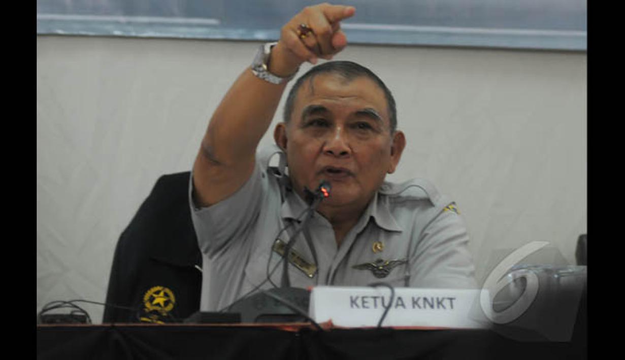 KNKT menjelaskan perkembangan terbaru proses pengambilan data (recovery) Cockpit Voice Recorder (CVR) dan flight data recorder (FDR) pesawat AirAsia QZ8501 yang jatuh di perairan Selat Karimata, Kamis (29/1/2015). (Liputan6.com/Herman Zakharia)