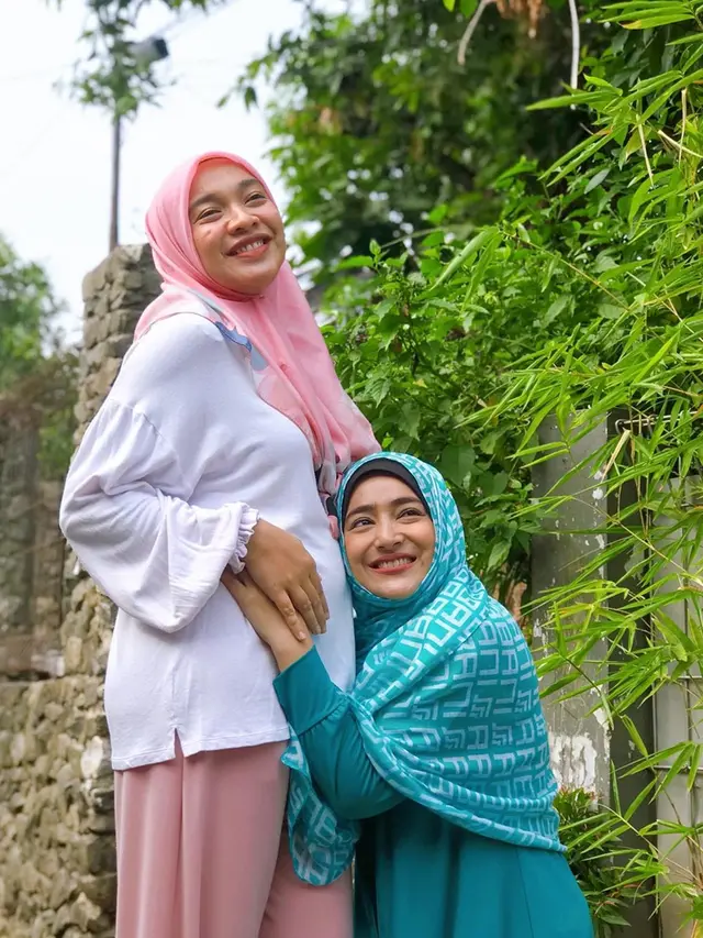 Tetap Aktif di Lokasi Syuting, Ini 6 Potret Cantik Tika Bravani Pamer Baby Bump