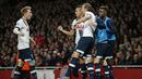 Pemain Tottenham Harry Kane (tiga kanan) merayakan gol bersama rekannya pada lanjutan Liga Premier Inggris  di Stadion Emirates, London, Inggris, Minggu (8/11/2015). Arsenal bermain imbang 1-1. (Reuters/Andrew Couldridge)