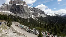 Deretan pebalap melewati tanjakan Sella di Etape 14 Giro d'Italia antara Farra d'Alpago menuju Corvara, (21/5//2016). (AFP/Luk Benies)