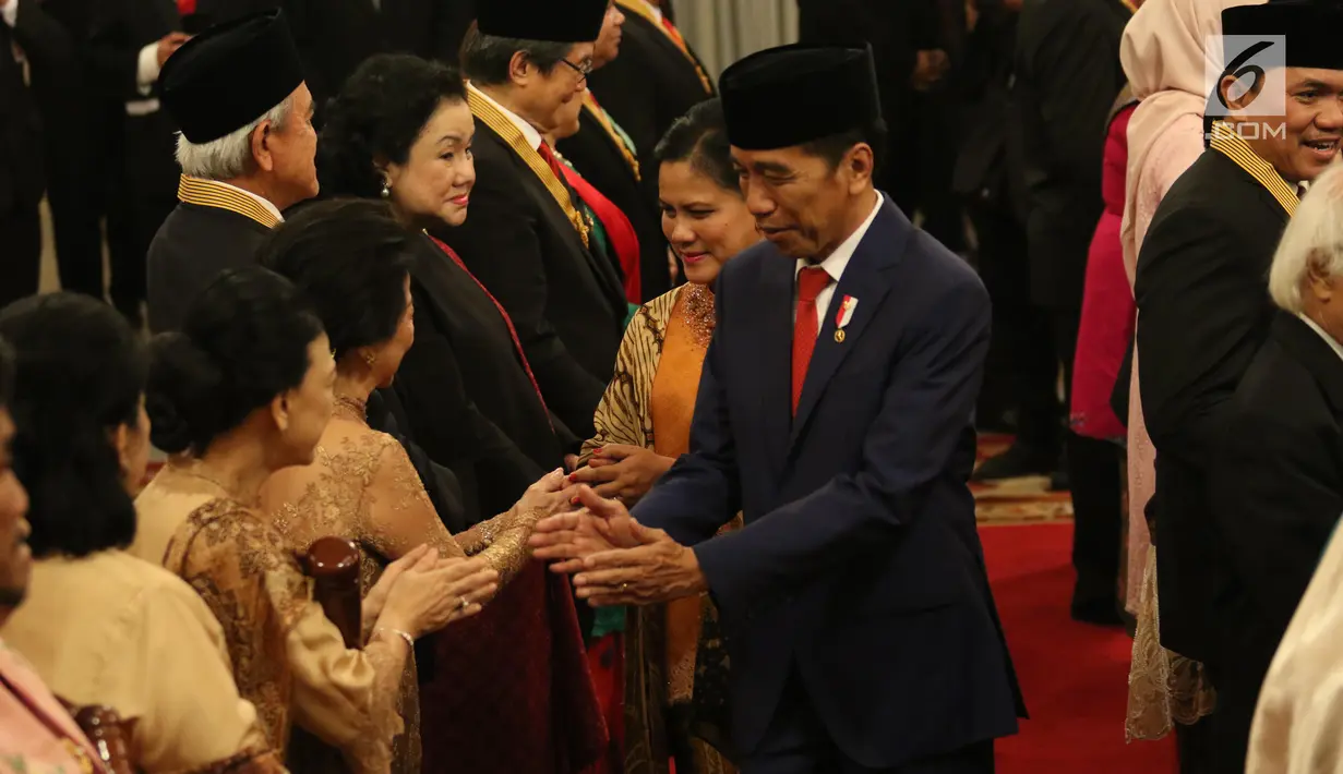Presiden Joko Widodo atau Jokowi menyalami tokoh nasional usai memberikan tanda kehormatan di Istana Negara, Jakarta, Kamis (15/8/2019). Sebanyak 29 orang mendapat gelar tanda kehormatan Bintang Mahaputra Utama dan Bintang Jasa Utama dalam rangka peringatan HUT ke-74 RI. (Liputan6.com/Angga Yuniar)