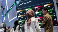 Meski beberapa saham mengalami kenaikan, namun ada juga yang mengalami penurunan. (BAY ISMOYO/AFP)