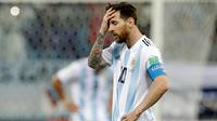 Kapten timnas Argentina, Lionel Messi bereaksi setelah Kroasia mencetak gol ketiga pada pertandingan Grup D Piala Dunia 2018 di Nizhy Novgorod Stadium, Rusia, Jumat (22/6). Argentina harus mengakui keunggulan Kroasia 0-3. (AP/Petr David Josek)